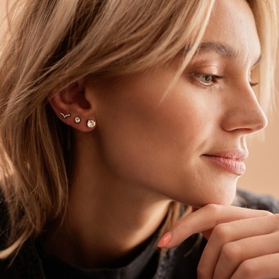 Did you know that Tiffany was one of the first earrings to be designed by Blomdahl and that it remains one of our most popular piercing and post-piercing designs? We think that really is sustainable design!
--
Visste du att Tiffany är en av de första örhängesmodellerna som Blomdahl designade och att Tiffany fortfarande lever kvar som ett av de mest populära örhängena, både i håltagnings- och smyckessortimentet? Det är en verkligt hållbar design, tycker vi!

In this look, Tiffany combined with Brilliance wing earring 😍