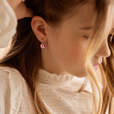 Skin friendly earrings with playful shapes and beloved designs such as dangling pink hearts and cute pearls – something for every child to love.
--
Hudvänliga örhängen med lekfulla former och älskade designs som hängande rosa hjärtan och söta pärlor – något för varje barn att älska.