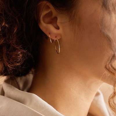 Ear stacking with our thin, skin friendly golden hoops 😍
--
Ear stacking med våra tunna, hudvänliga gyllene hoops 😍