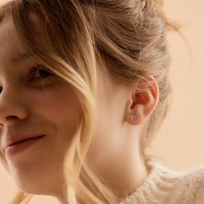 From colourful earrings to cool hoops, our skin friendly jewellery is designed to become a beloved part of children’s personal expression. Find a new favourite piece among this autumn’s latest arrivals! 🍂☀
—
Från färgglada örhängen till coola hoops. Våra hudvänliga smycken är designade för att bli en älskad del av barnens personliga uttryck. Hitta ett nytt favoritsmycke bland höstens nyheter! 🍂☀